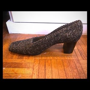 Tweed pumps